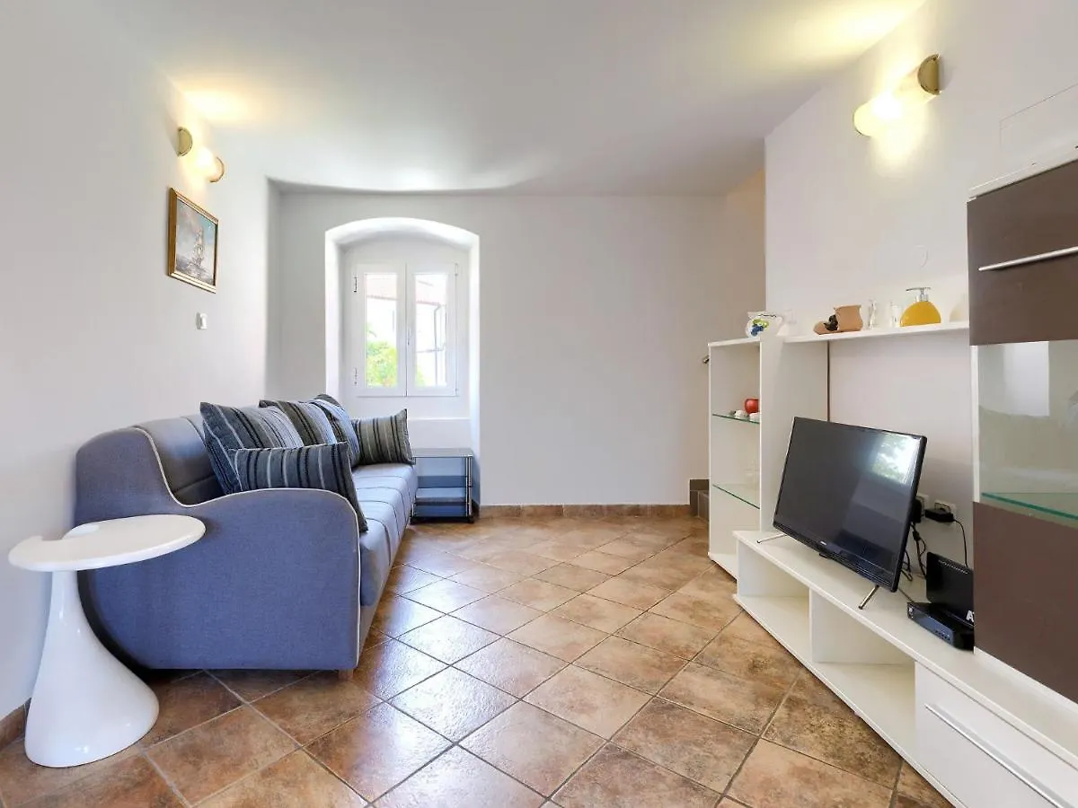 Дом отдыха Charming Apartment With Private Terrace In Porec