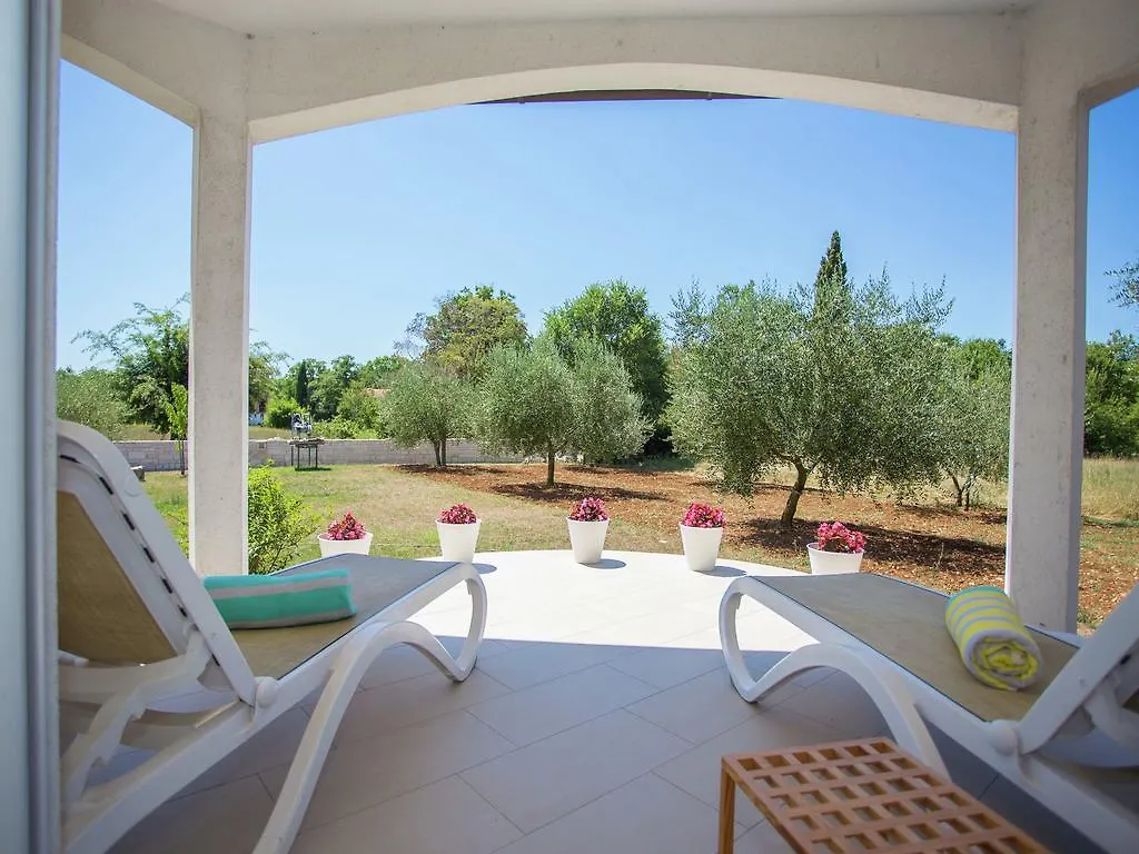 Дом отдыха Charming Apartment With Private Terrace In Porec