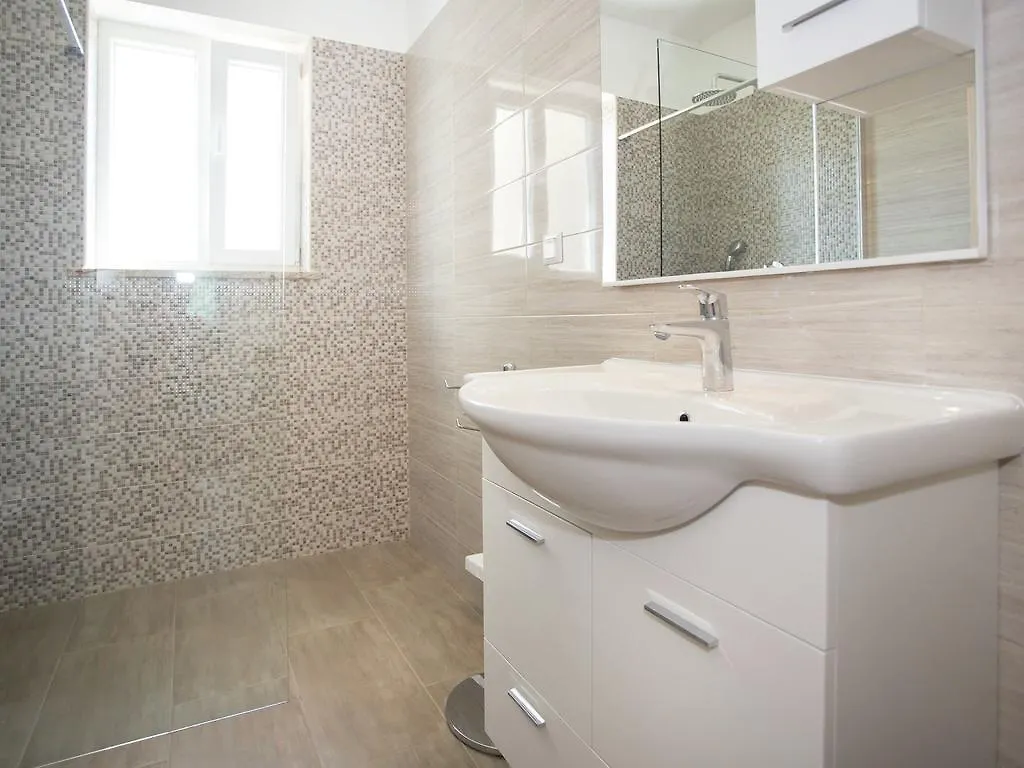 Дом отдыха Charming Apartment With Private Terrace In Porec