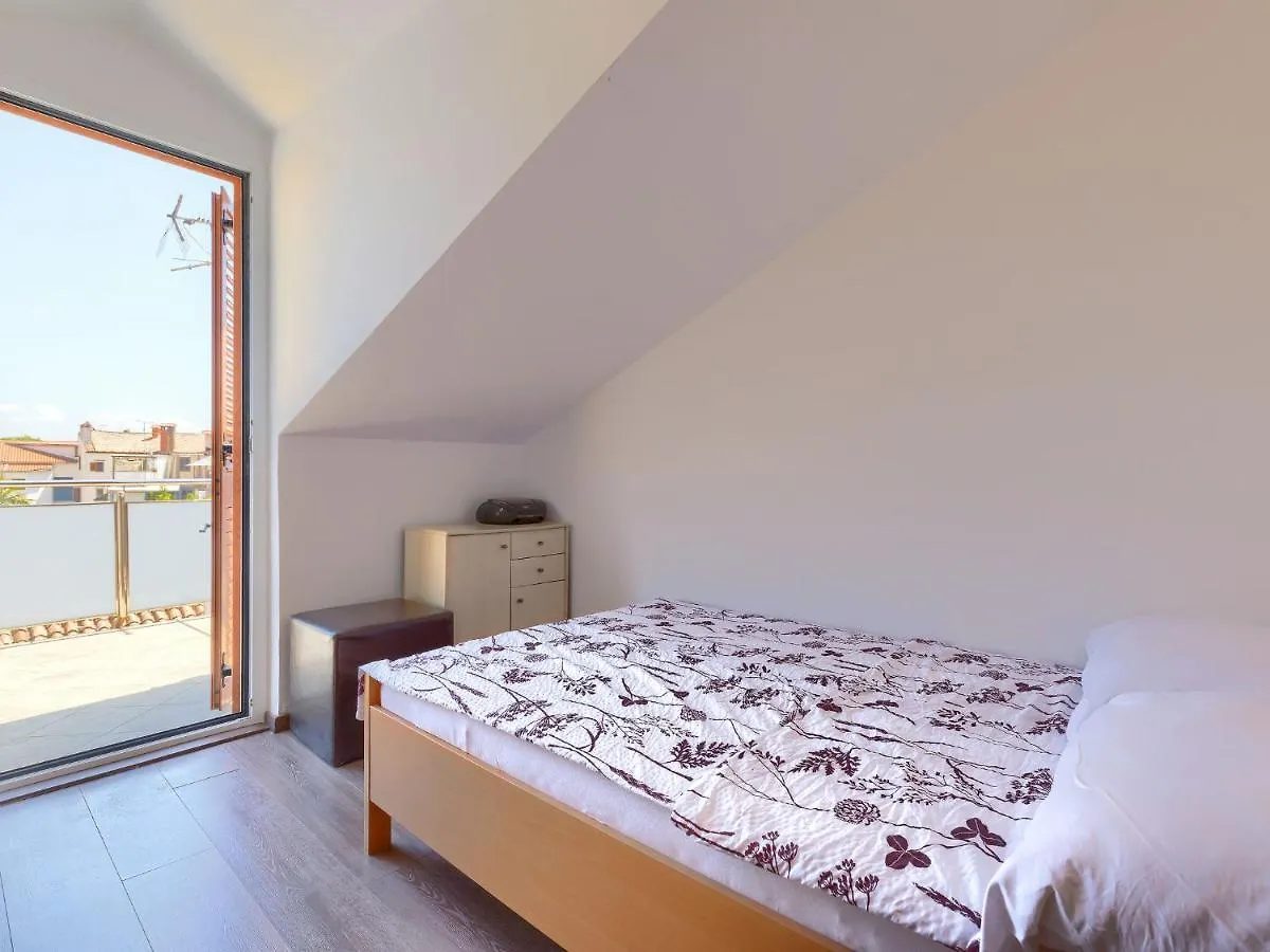 Charming Apartment With Private Terrace In Porec بيت للعطل